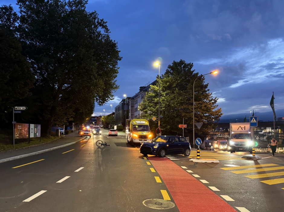 Bild der Unfallstelle mit den involvierten Fahrzeugen